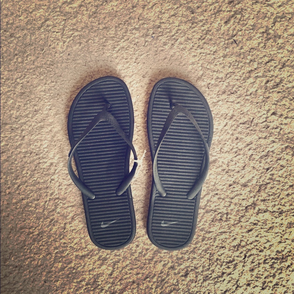 NWOT Nike Solar Thong II
